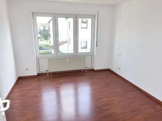 Helle 4-Zimmerwohnung mit Stellplatz, Keller und 2 Balkonen