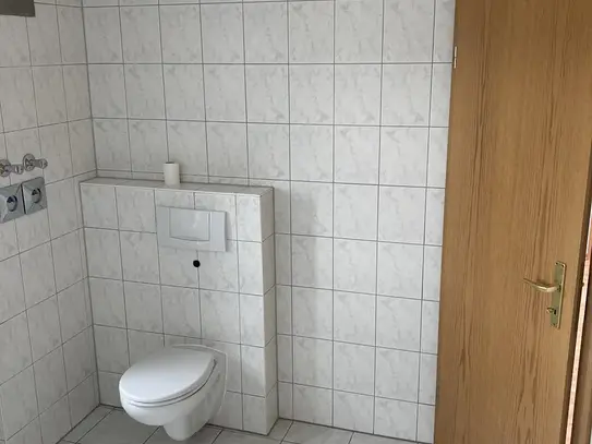 Schmuckstück sucht ab sofort neue Bewohner. 3-Raum-Wohnung mit Dachterrasse, Wanne und Dusche.