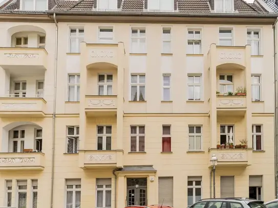 Friendly furnished 2 room old building apartment with balcony in the green of Berlin - close to water and park