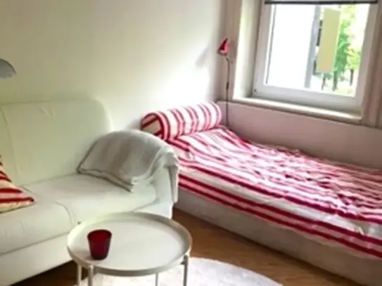 Modern corner room for female person in central location of Hamburg!