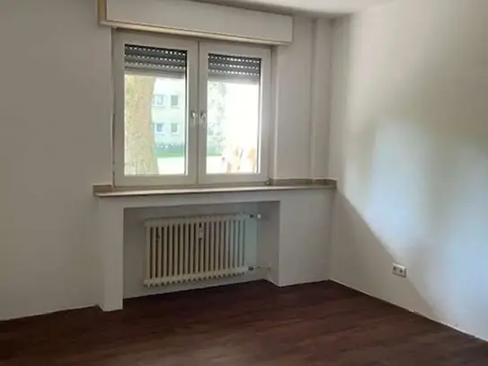 Frisch renovierte Erdgeschosswohnung mit 2 Zimmern zum 16.10. bezugsfertig!