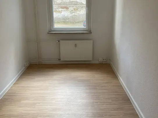 Ich bin zu haben. 3-Raum-Wohnung mit Wanne und Balkon in der Innenstadt frei.