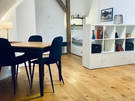 Great, wonderful attic studio apartment located in Reuterkiez Neukölln