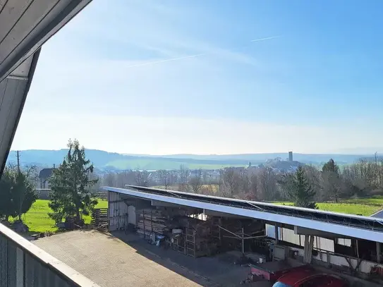 Dachgeschosswohnung mit Balkon und traumhaften Ausblick ins Grüne!