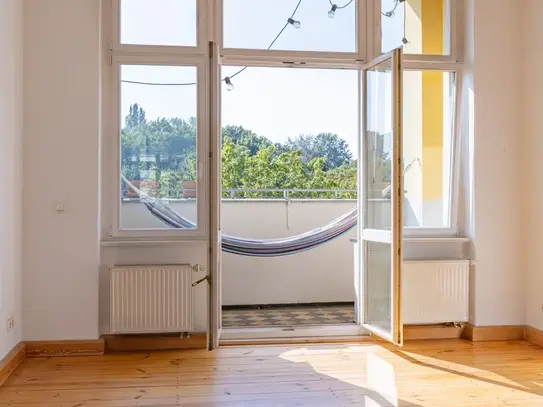 4 - room apartment, 2 balconies - south side with park view over Berlin