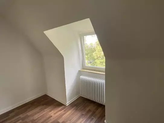 Kleine 3-Zimmer-Wohnung im Dachgeschoss mit Badewanne in Wilhelmshaven - Nähe City !!!