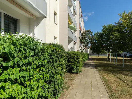 Moderne 3-Raum Wohnung mit Badewanne und Balkon.