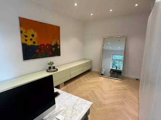 Sunlit renovated Apartment with 3m Ceilings and Herringbone Oak Hardwood Floors, Dusseldorf - Amsterdam Apartments for…