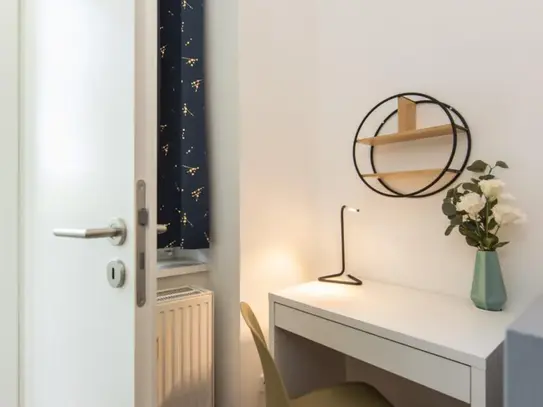 Amazing single bedroom in a 5-bedroom apartment near S+U Bundesplatz (Berlin) transport station