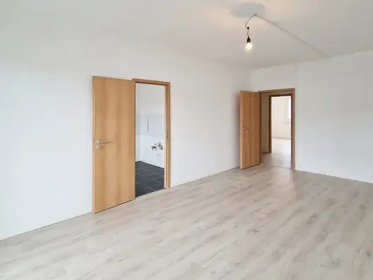 **FRISCH RENOVIERT** 2-Zimmer-Wohnung // Balkon // 1.Etage // Bad mit Wanne // ab 01.11.2024