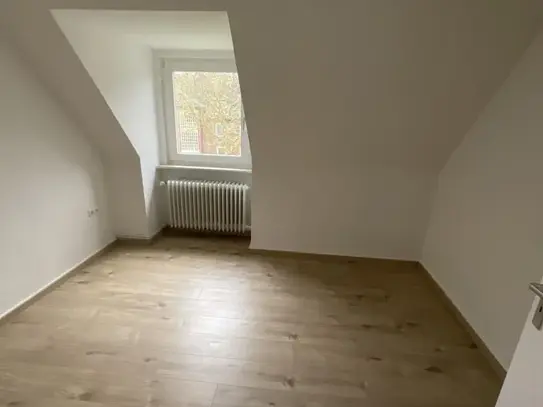 Renovierte, WG-taugliche Wohnung im Jadeviertel zu vermieten!