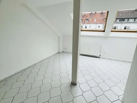 Wir renovieren für Sie! Große, gepflegte Dachgeschosswohnung in Citynähe