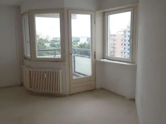 Heimwerker aufgepasst! Lichtdurchflutete 2-Zimmer Wohnung mit Balkon & Aufzug in Spandau