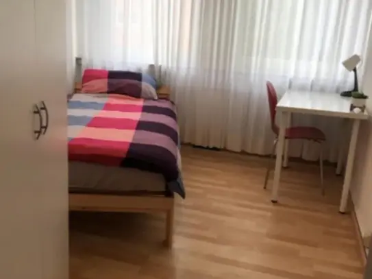 Comfy Single Bedroom in a 7 bedroom apartment nearby Martinianleger