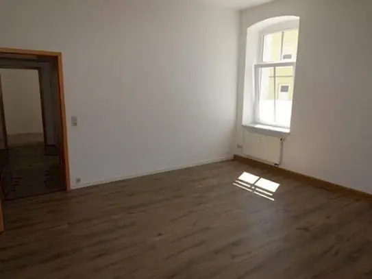 große 2 Zimmer Wohnung mit geräumigen Bad und EBK in Oelsnitz/ Vogtl.