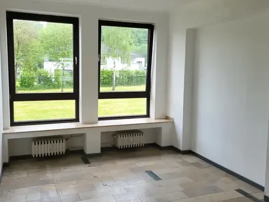 Helle 2 Zimmer Wohnung (Hochpaterre) zur Miete mit Balkon in ruhiger Wohngegend!