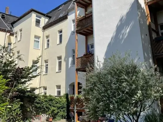 Perfekte Dachwohnung mit groÃem Balkon und tollen Blick in den grÃ¼nen Innenhof!