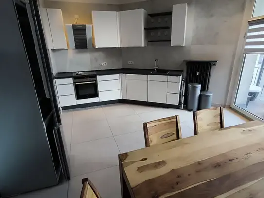 Luxuriöse und zentralgelegene 4 Zimmer Wohnung inmitten Nürnberg. Das Haus befindet sich in einer grünen Oase Nürnbergs…