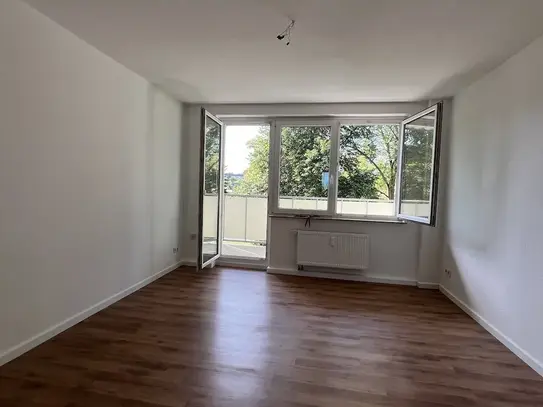 Superhübsche 3 Raum Wohnung mit Balkon!