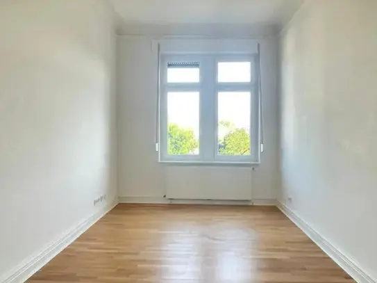 SCHÖNE ALTBAUWOHNUNG IN ZENTRALER LAGE - Balkon, Einbauküche, Tageslichbad