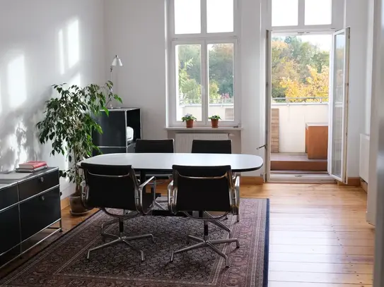 4 - room apartment, 2 balconies - south side with park view over Berlin