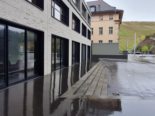 Moderne Bürofläche oder Büroraum mit großzügigen Fensterfronten - All-in-Miete