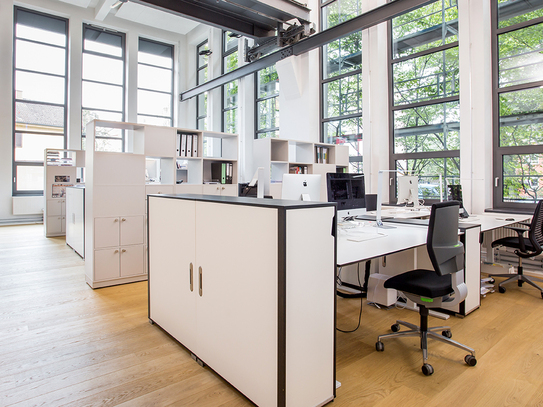 Stylische Arbeitsplätze mit Wow Effekt in spektakulärem Industrieloft - All-in-Miete