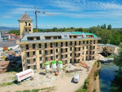 Wohnen in der Traunfabrik: 3-Zimmer-Wohnung mit großem Balkon, Blick ins Grüne und Tiefgaragenplatz!