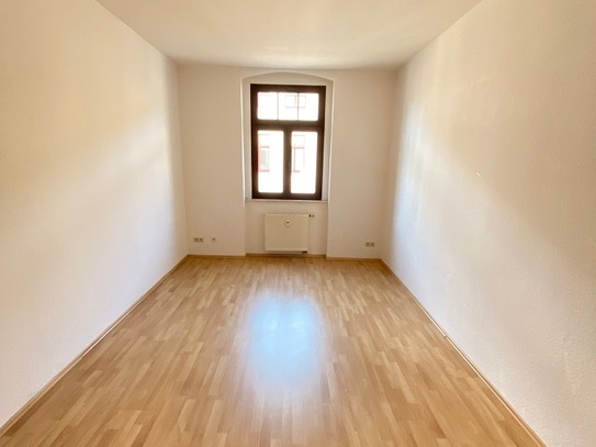 Helle und geräumige 2-Raumwohnung mit Einbauküche und Balkon im Zentrum von Halle (Saale) zu vermieten!