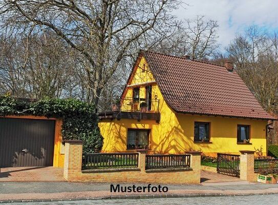 Einfamilienhaus mit Nebengebäude