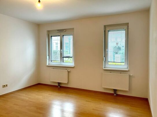 Geräumte 2-Zimmer Bastlerwohnung im Erdgeschoss im Grünen