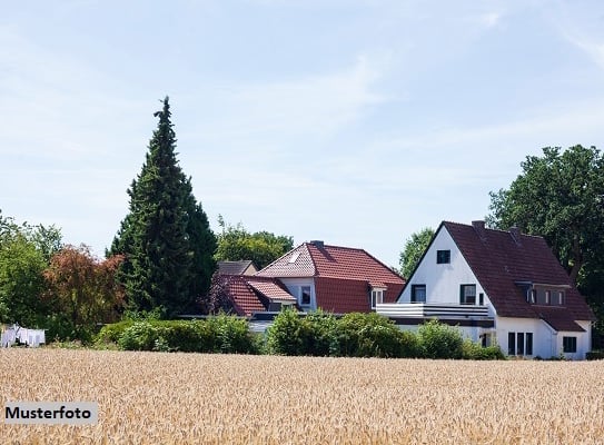 Freistehendes 2-Familienhaus und Garage im Außenbereich