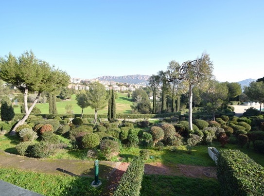 Kleines Studio mit Balkon, schöner Aussicht und Pool - günstig