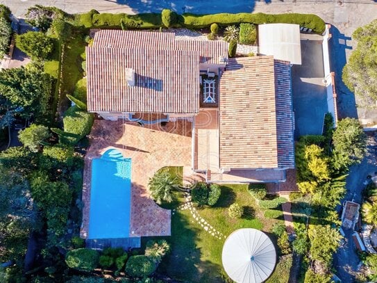 BOULOURIS: Provençal House of 320 m² with Pool and Sea View