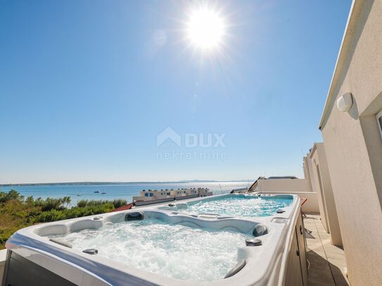 ZADAR, PRIVLAKA – Ihre Traumvilla: Meerblick, Whirlpool auf dem Dach und nur 100 m zum Strand! R4