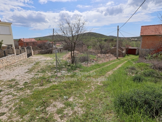 Gaćelezi (Vodice), Baugrundstück mit Hausruine