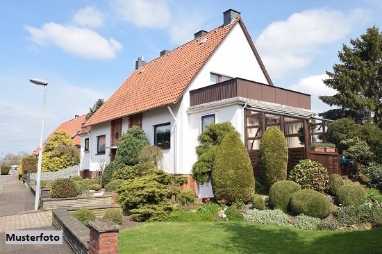 Freistehendes Einfamilienhaus mit integrierter Garage, Terrasse und Garten