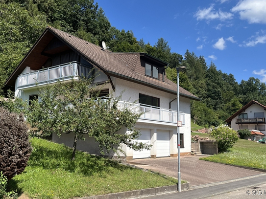 Eberbach-Lindach: Gepflegtes Einfamilienhaus mit Garagen und Carport