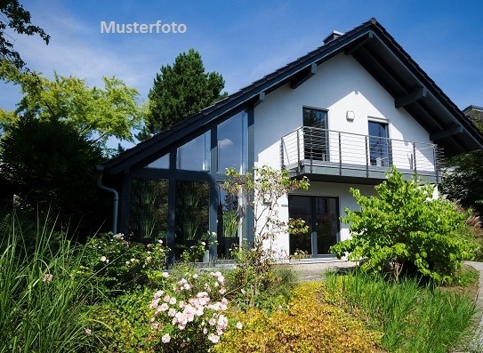 Einfamilienhaus mit Doppelgarage und Carport