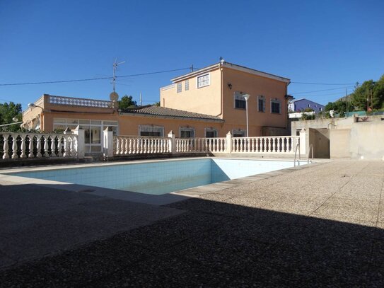 Schöne geräumige Landhaus-Villa mit 6 Schlafzimmern, großem Pool und schöner Aussicht