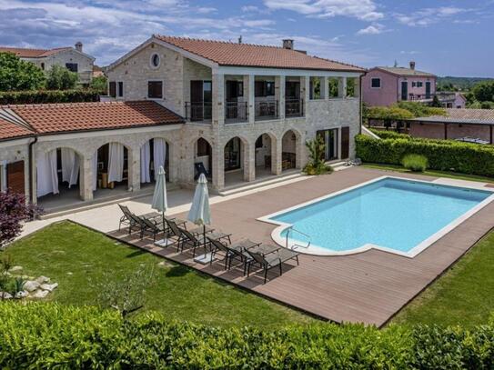 Mediterrane Villa mit Pool umgeben von Olivenhainen und Weinbergen mit Blick auf das Meer