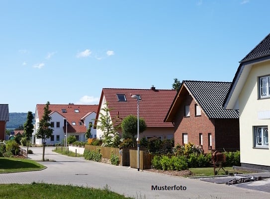 Einfamilienhaus, Garage, Stellplatz