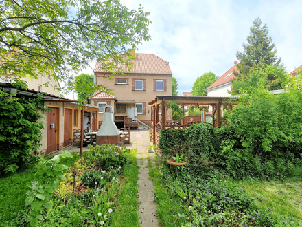 Ruhig gelegenes Zweifamilienhaus mit wunderschönem Garten