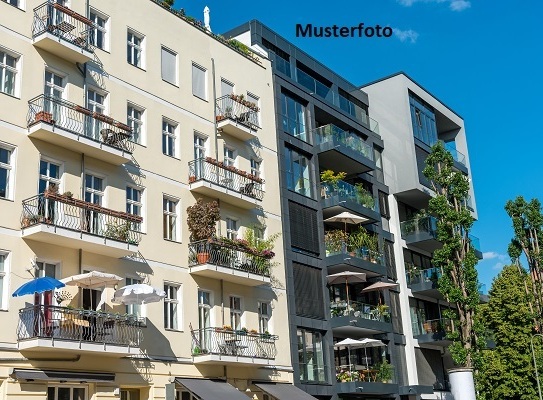 Mehrfamilienhaus mit Carport