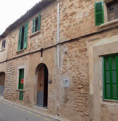 Traditionelles Stadthaus mit sep. Wohnung und ehemalige Fabrikruine in Llucmajor