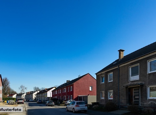 Zwei- und Einfamilienhaus, Scheune und Gartenanlage