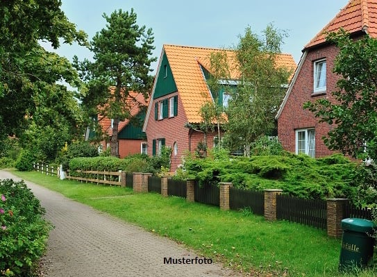 Vierfamilienhaus und Carport