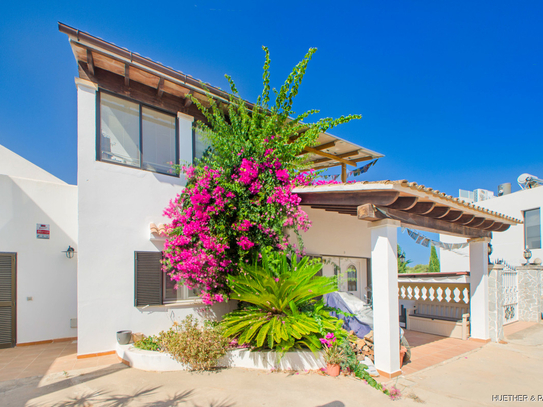 Chalet im Ibiza-Style mit privater Garage und verschiedenen Terrassenflächen