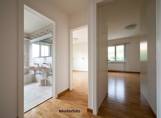 4-Zimmer-Wohnung, Balkon und Stellplatz