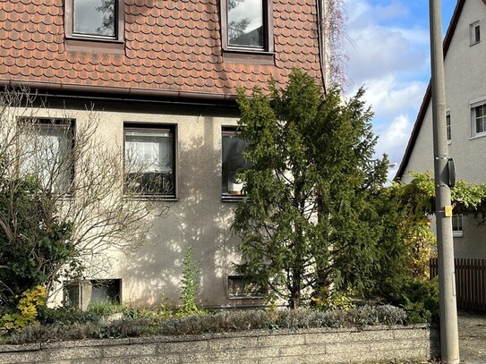 Charmantes Sanierungsprojekt i. Zirndorf! Doppelhaushälfte m. Garten u. Garage